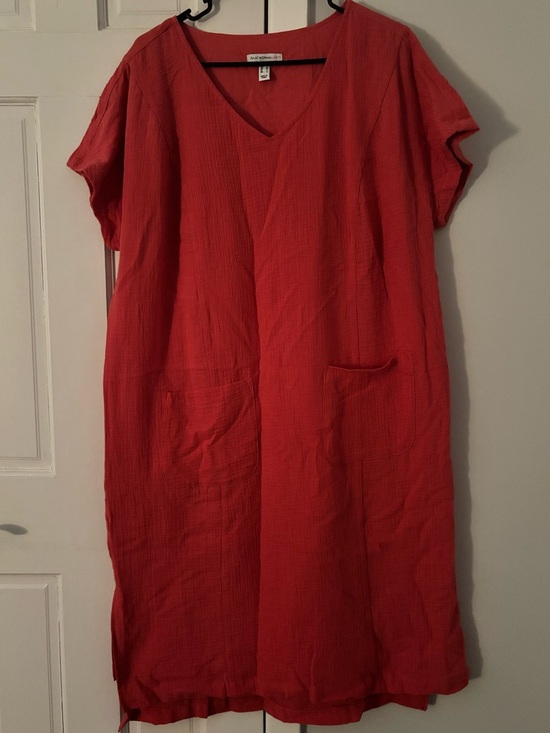 ISAAC MIZRAHI LIVE Dresses & Skirts - Isaac Mizrahi live Vibrant Short Sleeve V-Neck Pocket Casual Dress